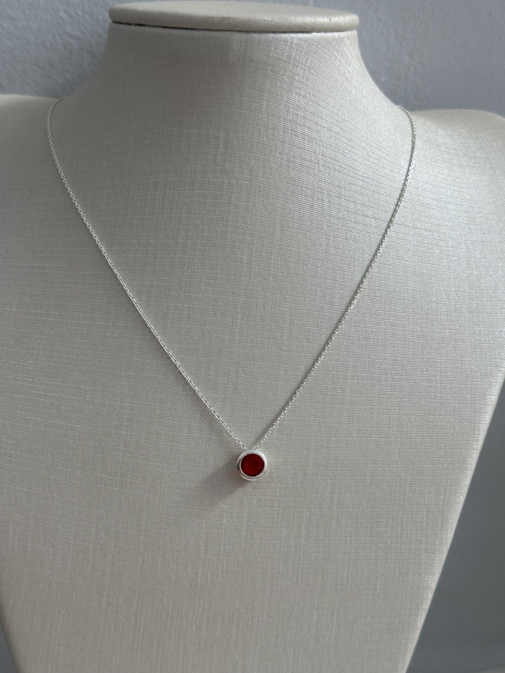 COLAR PONTO LUZ PEDRA VERMELHA 45CM