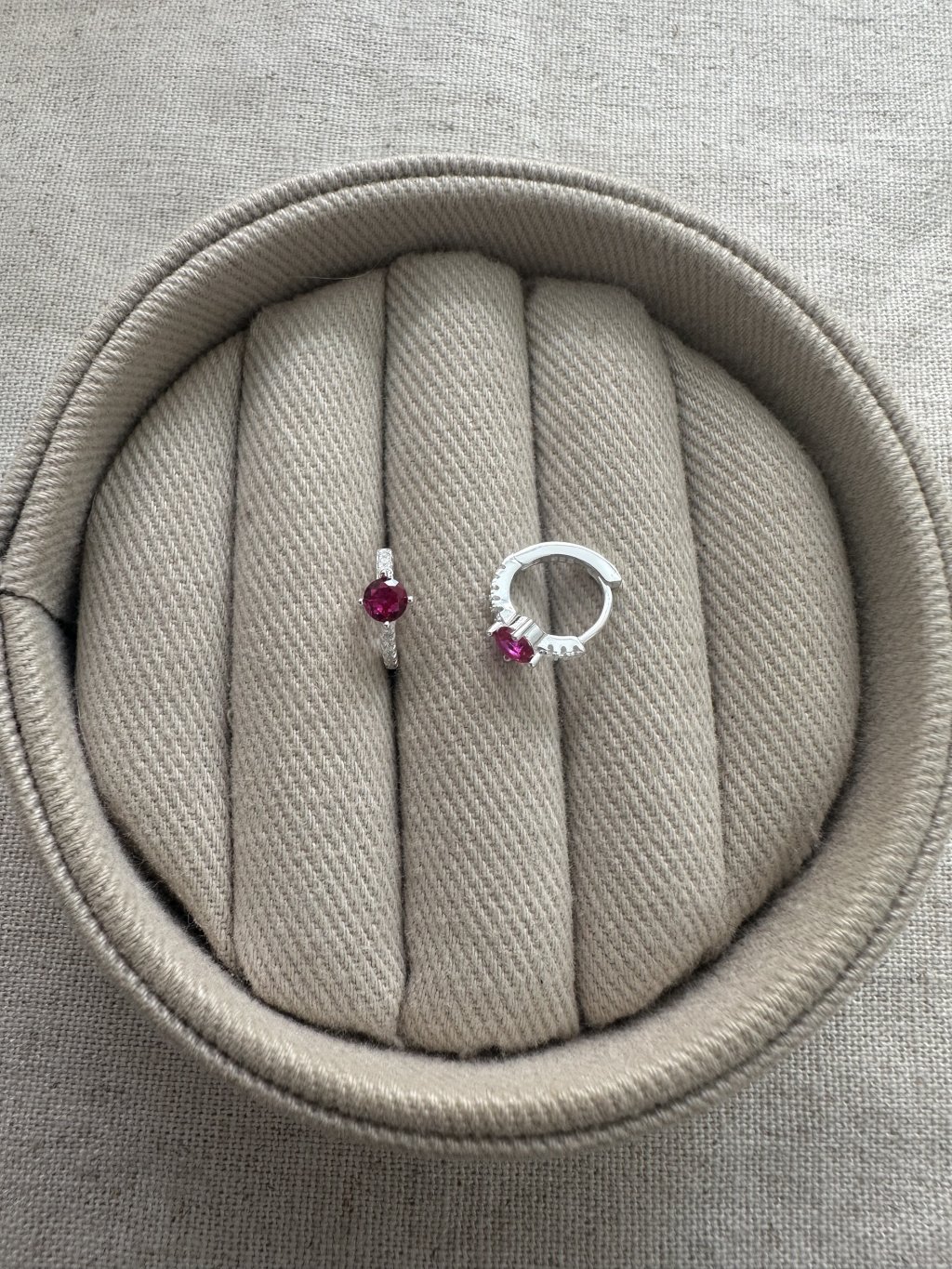 BRINCO ARGOLINHA PEDRAS + PEDRA ROSA 1CM