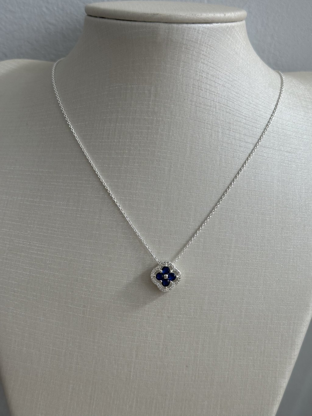 COLAR TREVO PEDRAS + PEDRAS AZUIS 45CM