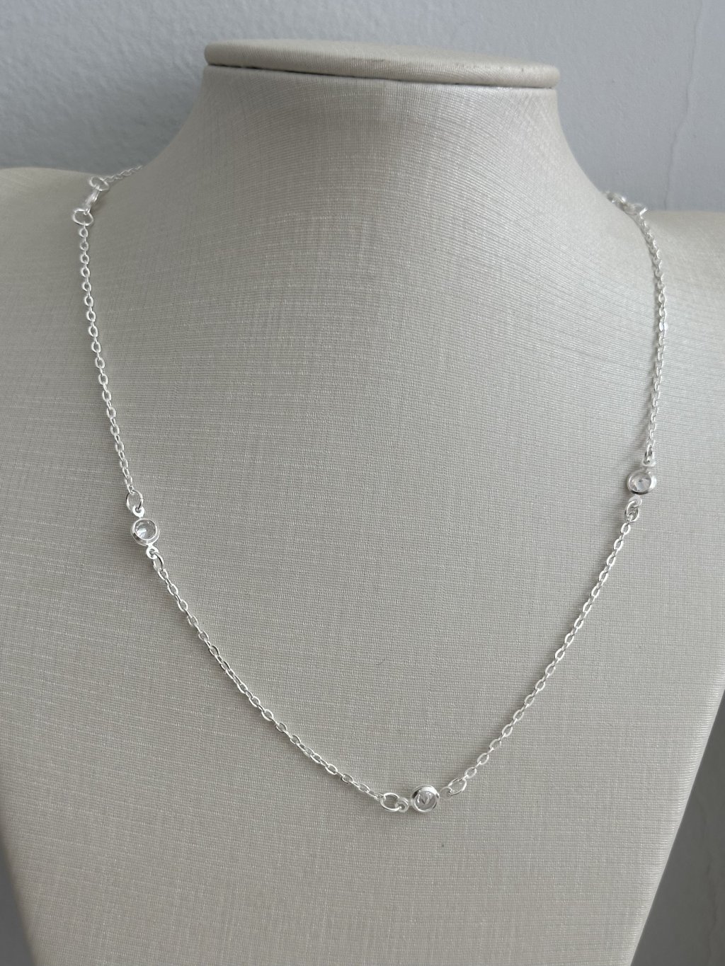 COLAR PEDRAS PONTO LUZ 40CM