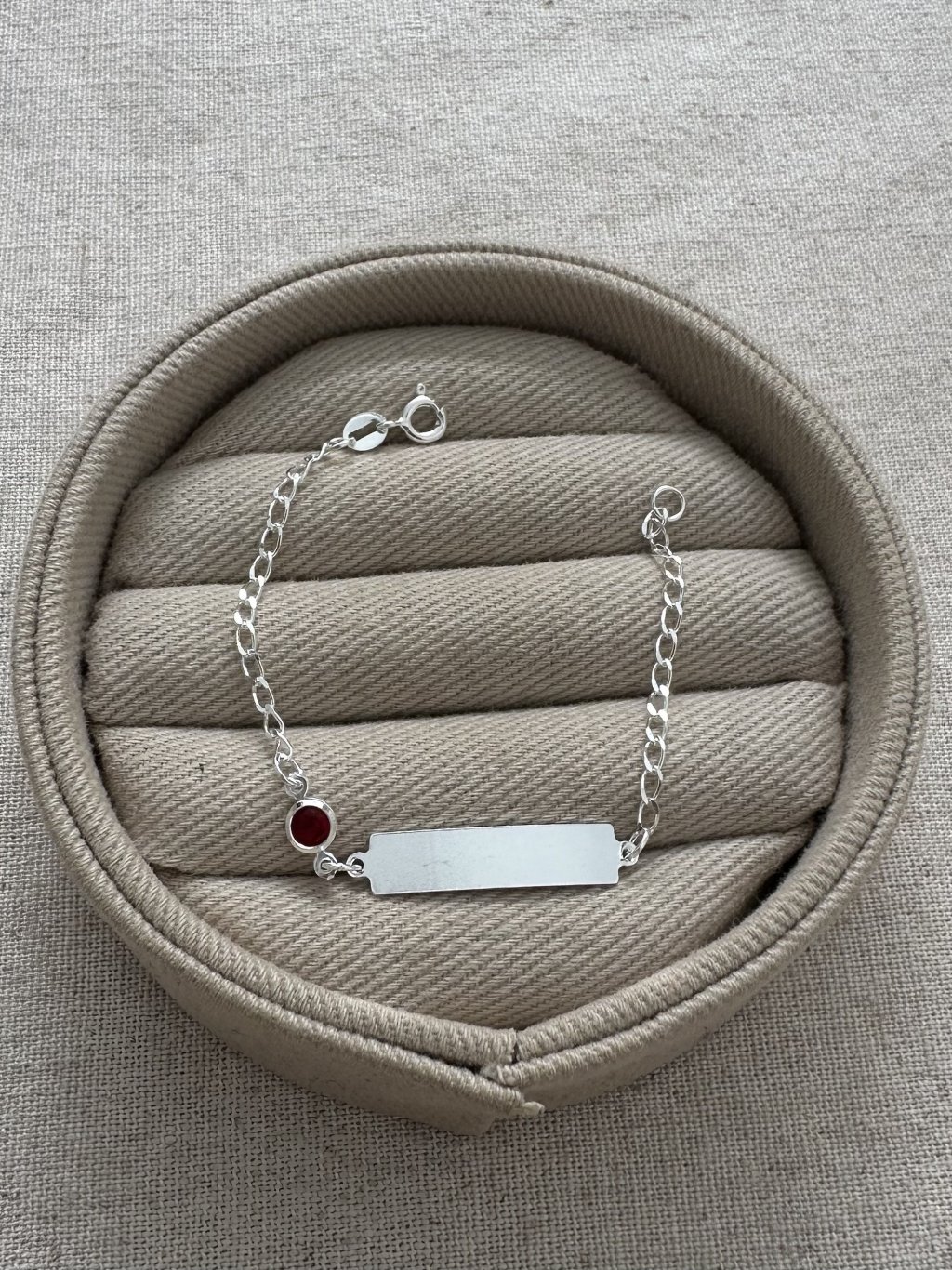 PULSEIRA INFANTIL PLAQUINHA + PEDRA VERMELHA 14CM