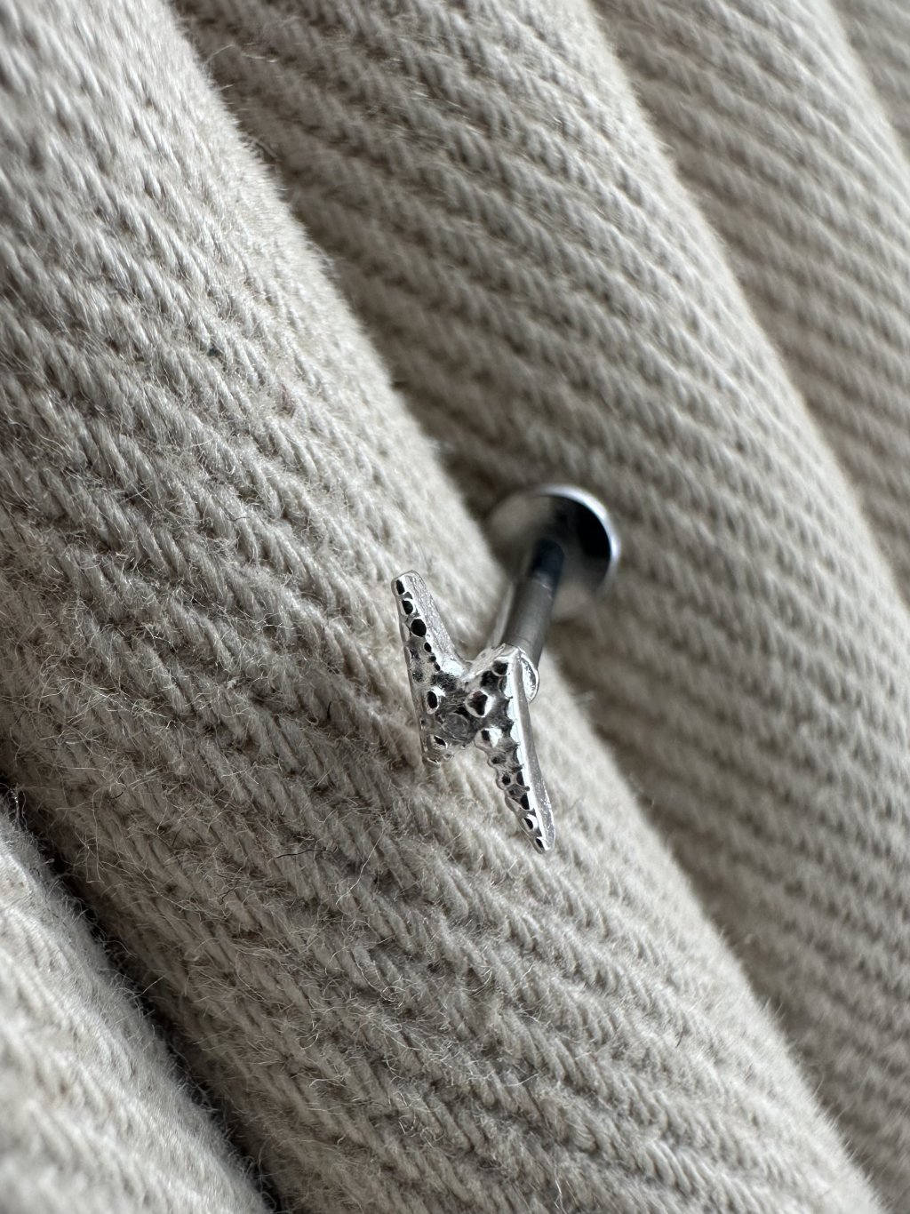 PIERCING TRÁGUS RAIO PEDRAS + HASTE EM AÇO 