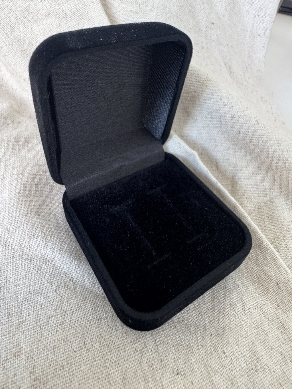 CAIXINHA ALIANÇA VELUDO PRETA