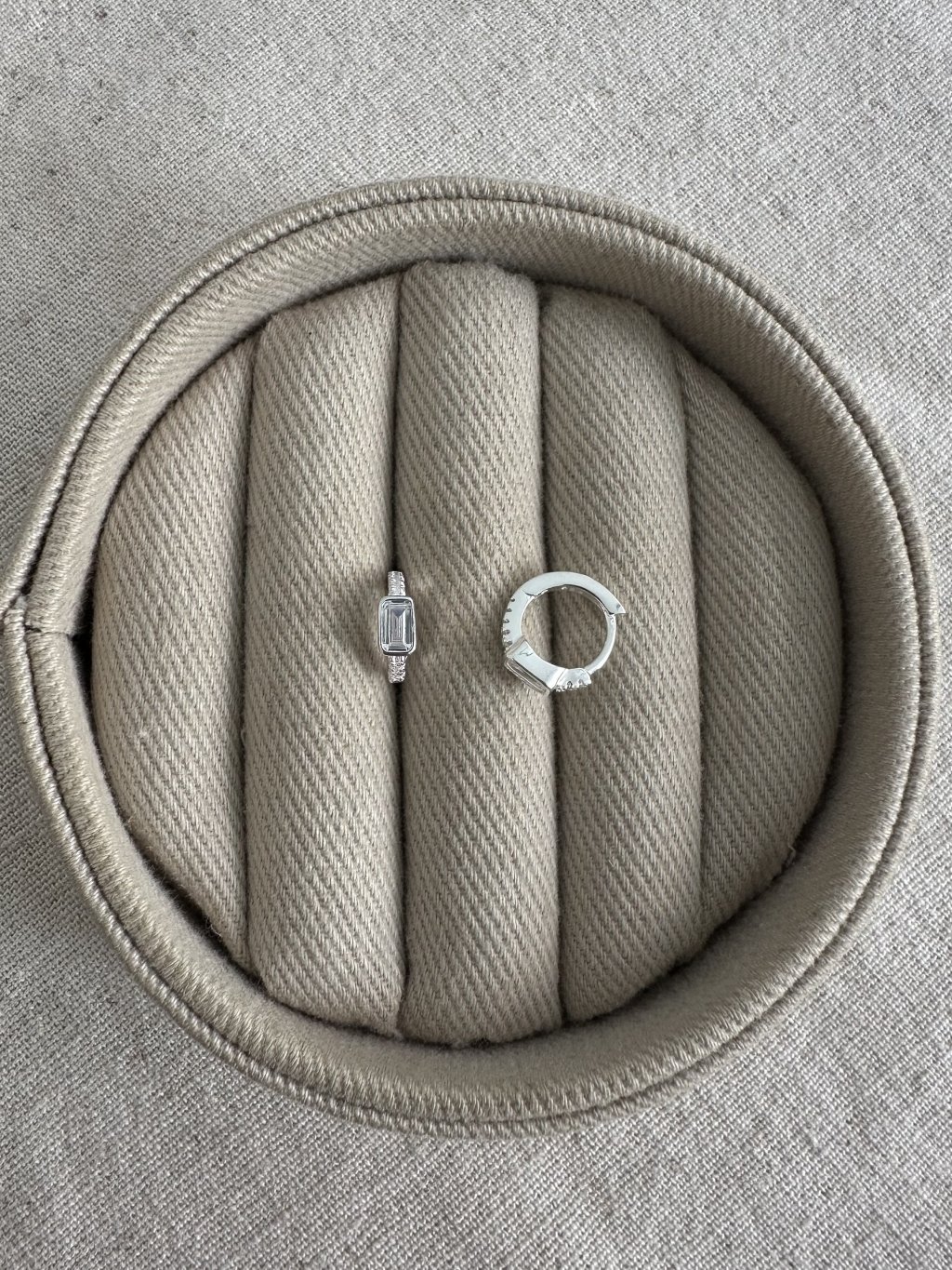 BRINCO ARGOLINHA PEDRA 1CM