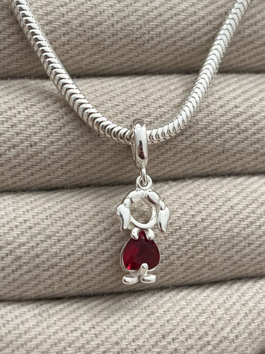 BERLOQUE MENINA PEDRA VERMELHA