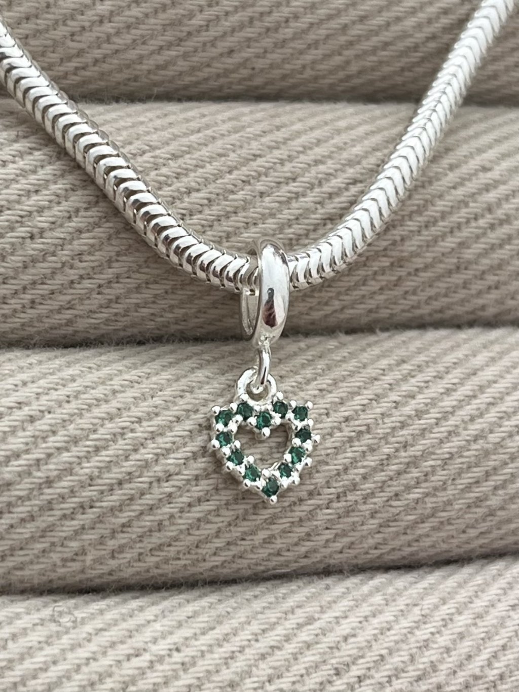 BERLOQUE CORAÇÃO PEDRAS VERDES