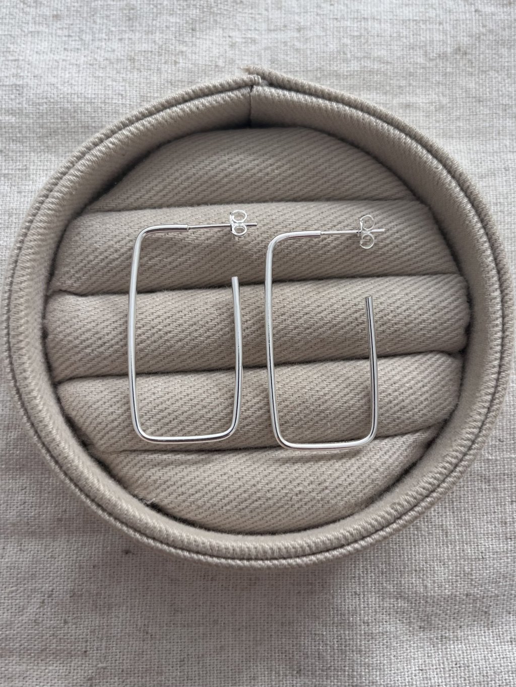 BRINCO ARGOLA RETANGULAR TARRAXA