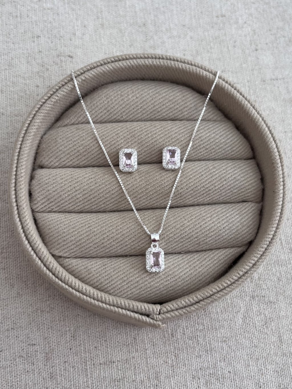 CONJUNTO CRAVEJADO RETANGULAR PEDRA ROSA CLARO 45CM