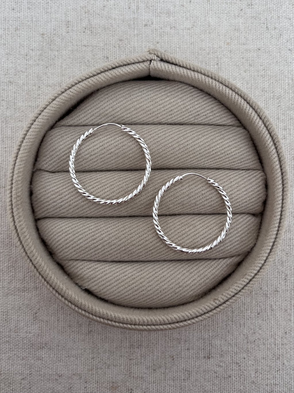 BRINCO ARGOLA REDONDA TORCIDA 2,6CM