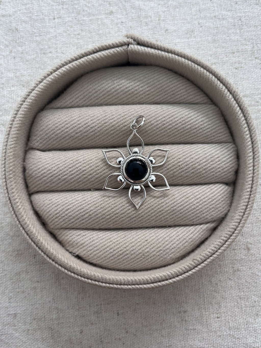 PINGENTE FLOR PEDRA ÔNIX 