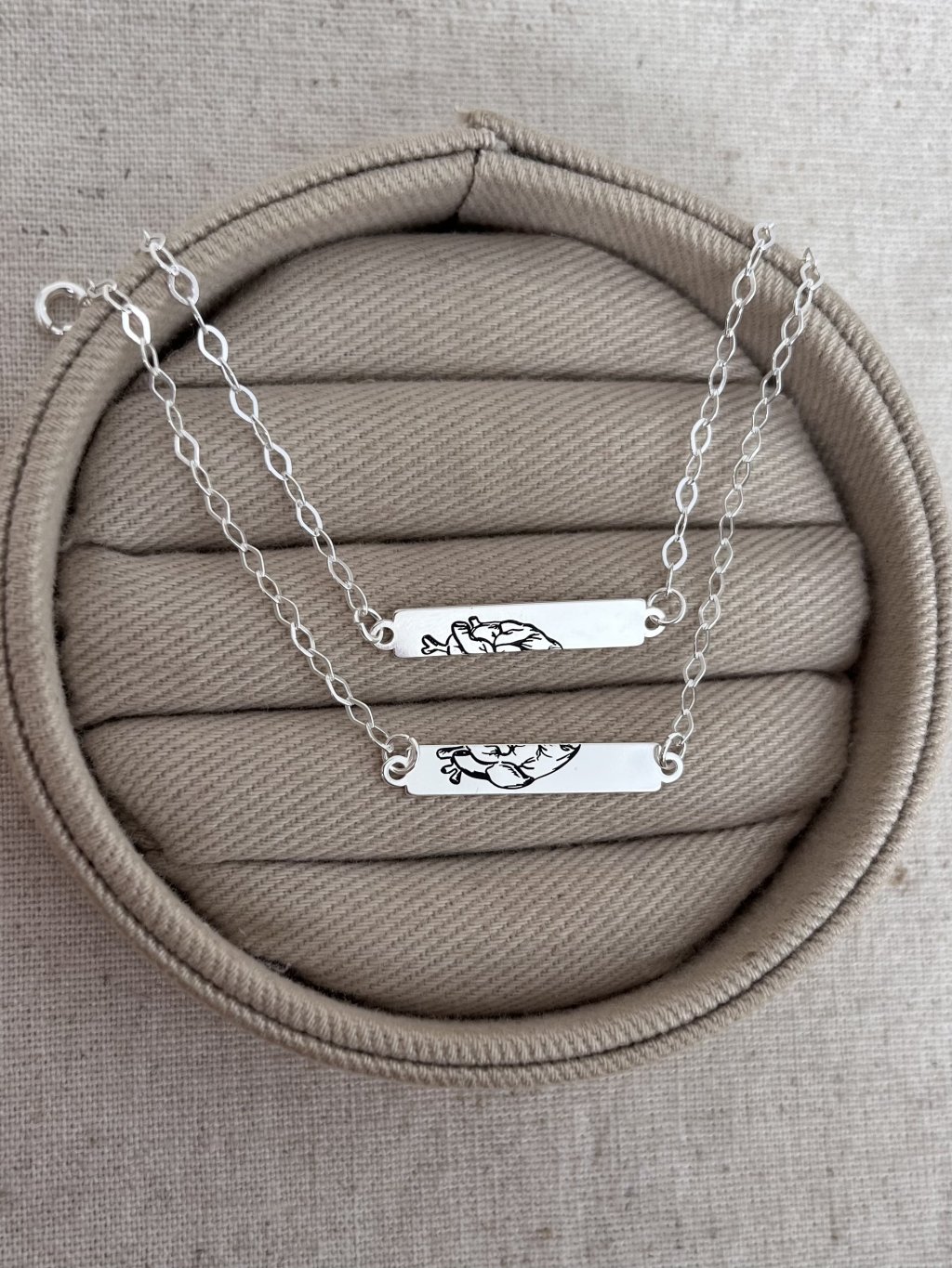 KIT 2 PULSEIRAS CORAÇÃO GRAVADO 21CM