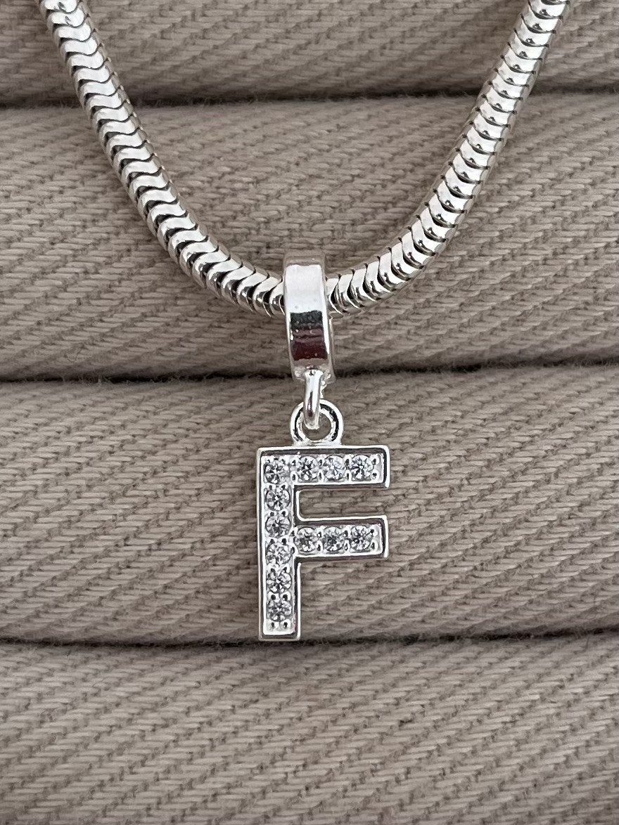 BERLOQUE LETRA F CRAVEJADA 