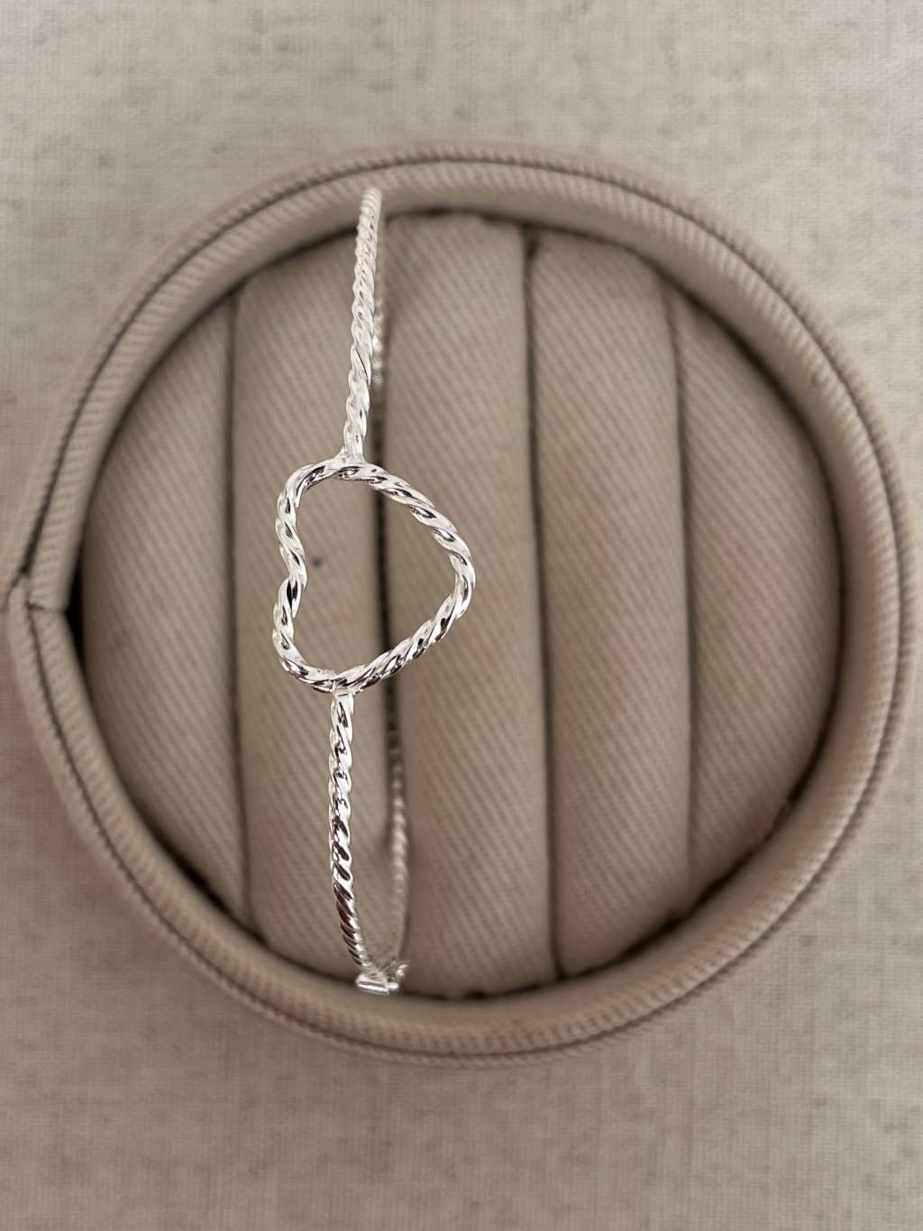 BRACELETE CORAÇÃO TORCIDO 