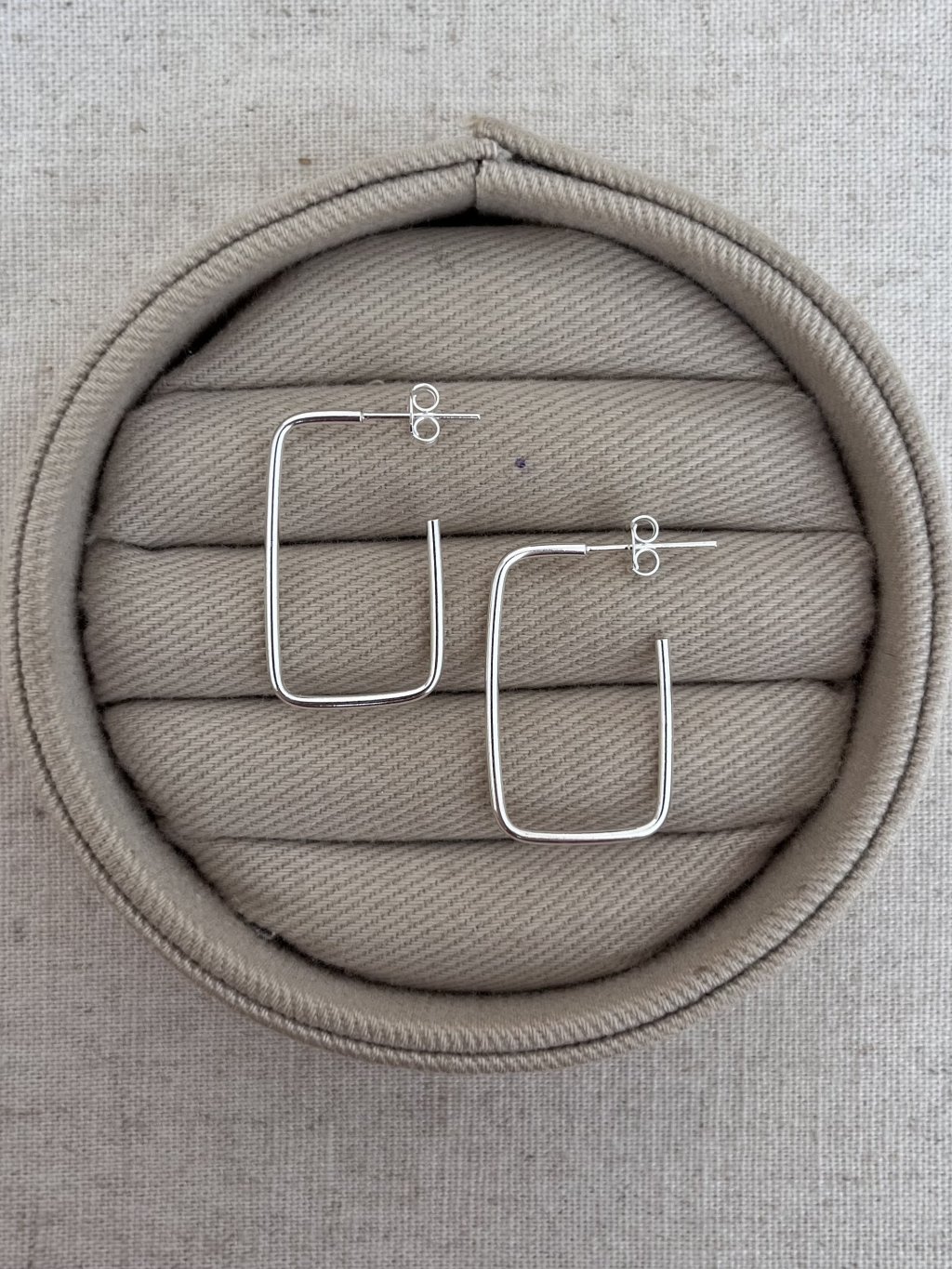 BRINCO ARGOLA RETÂNGULO TARRAXA