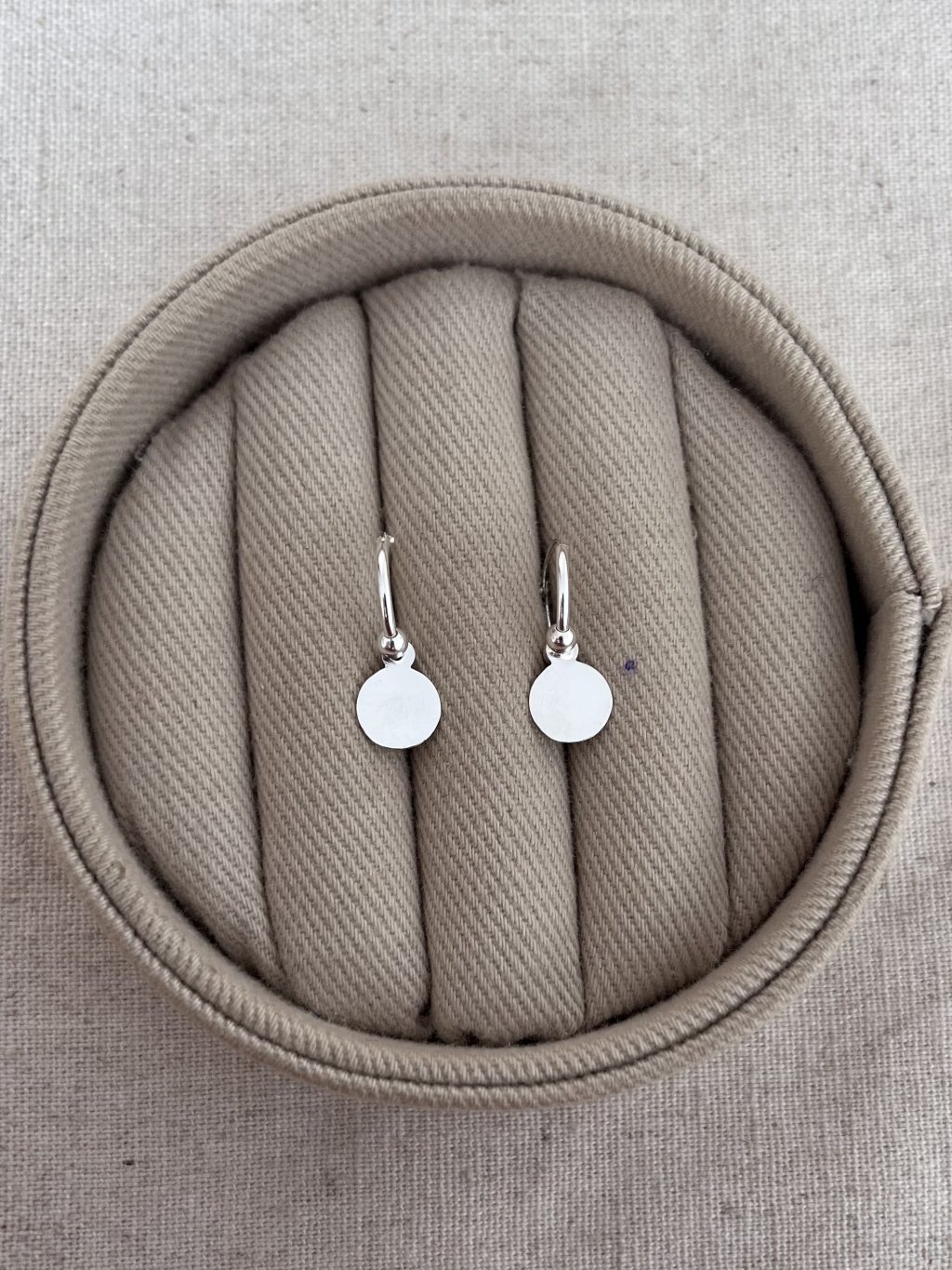 BRINCO ARGOLINHA PLAQUINHA + BOLINHAS DEPEND. ENCAIXE