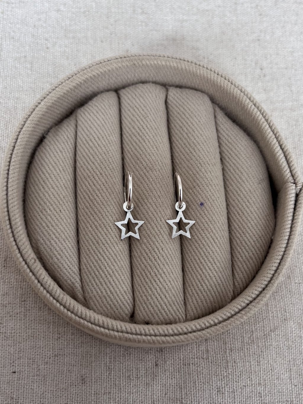 BRINCO ARGOLINHA ESTRELA VAZADA + BOLINHAS DEPEND. ENCAIXE