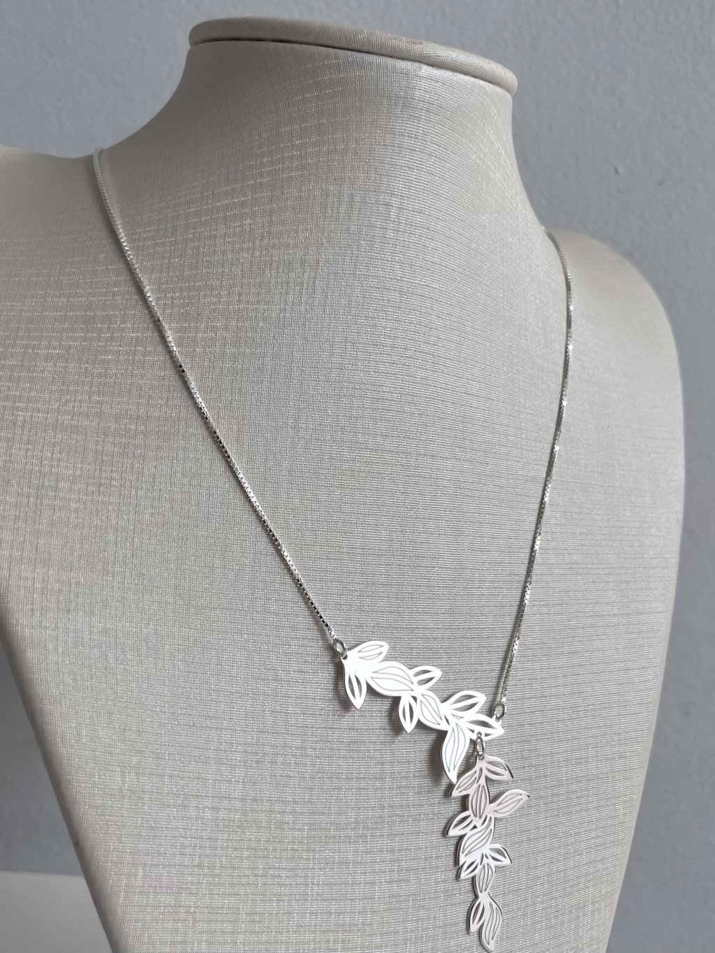 COLAR GRAVATINHA FOLHAS 40CM