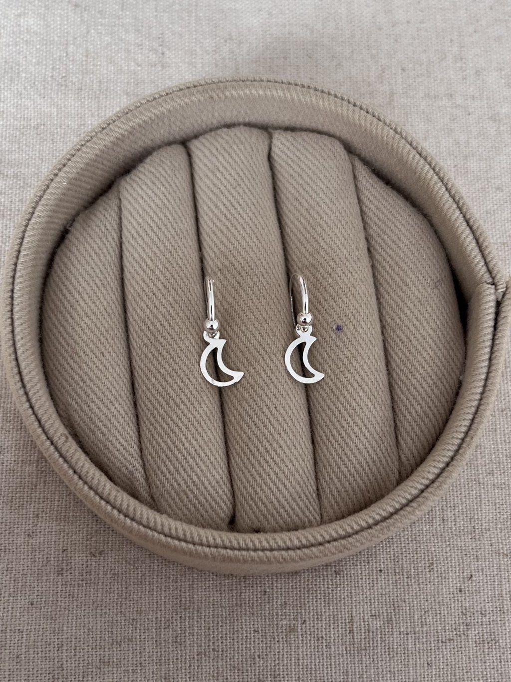 BRINCO ARGOLINHA LUA VAZADA + BOLINHAS DEPEND. ENCAIXE