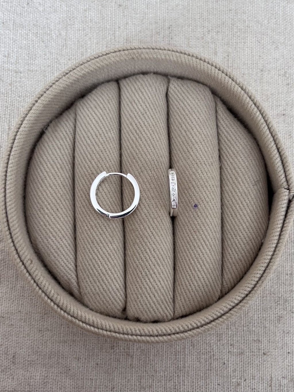 BRINCO ARGOLINHA CRAVEJADA 1,5CM 