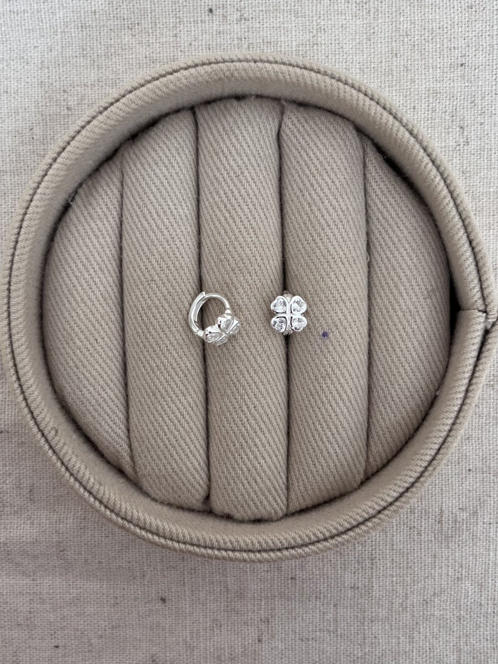 BRINCO ARGOLINHA TREVO PEDRAS