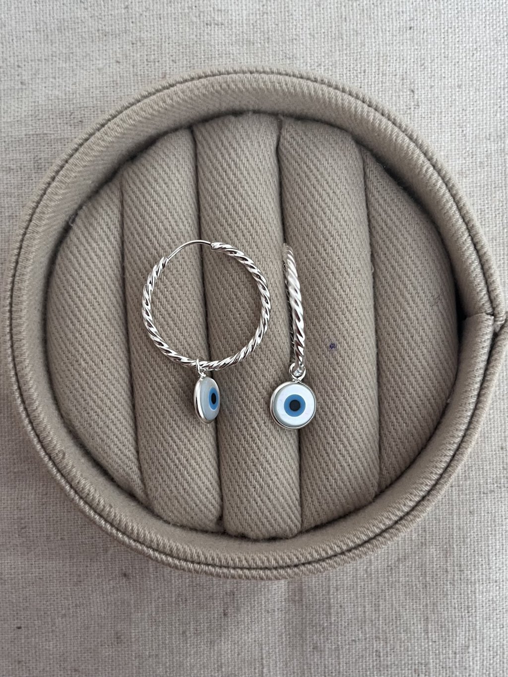 BRINCO ARGOLINHA TORCIDA + OLHO GREGO DEPEND.