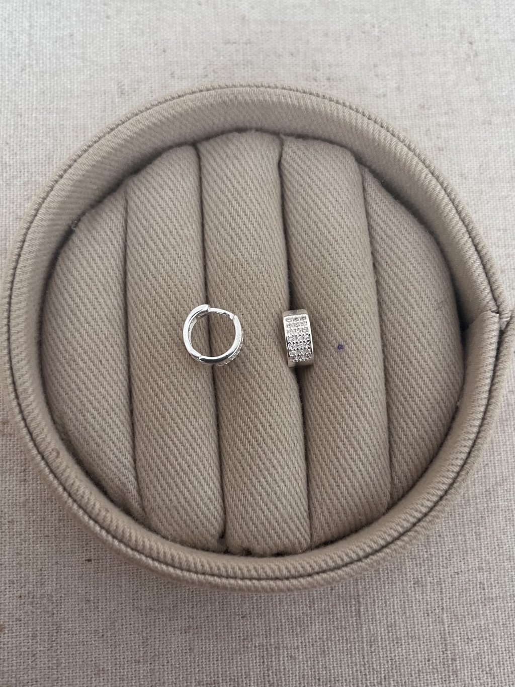 BRINCO ARGOLINHA CRAVEJADA M