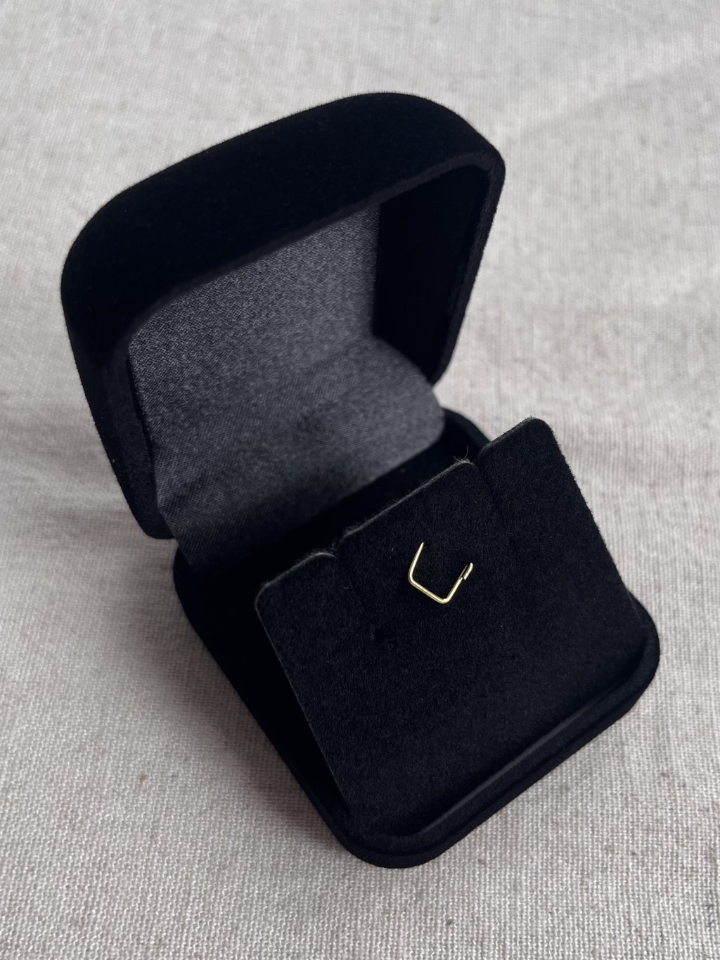 CAIXINHA VELUDO COLAR PRETA