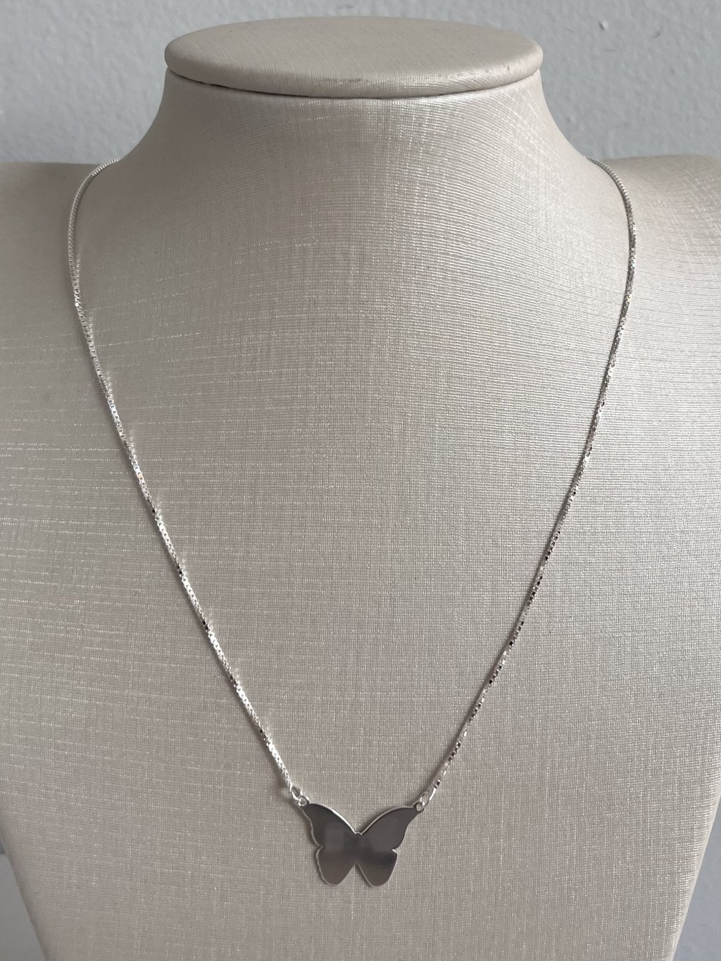 COLAR BORBOLETA PLAQUINHA 45CM