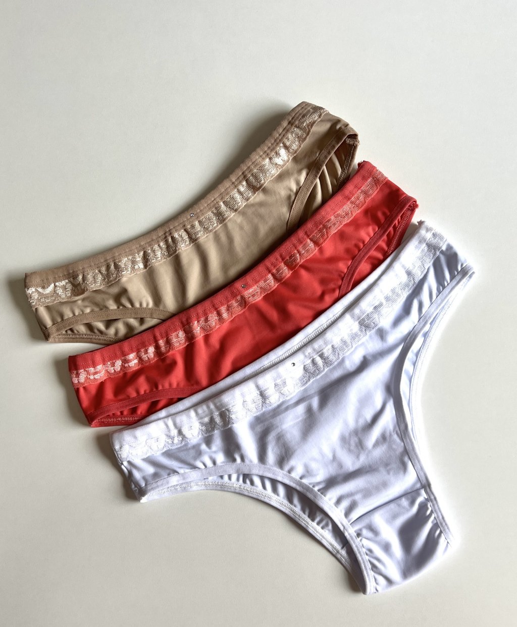 Calcinha renda fina frente