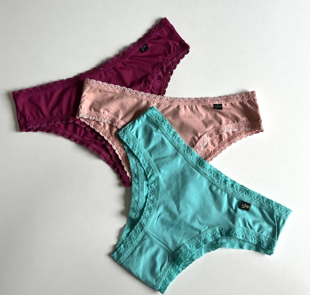 Calcinha toda de bico lisa