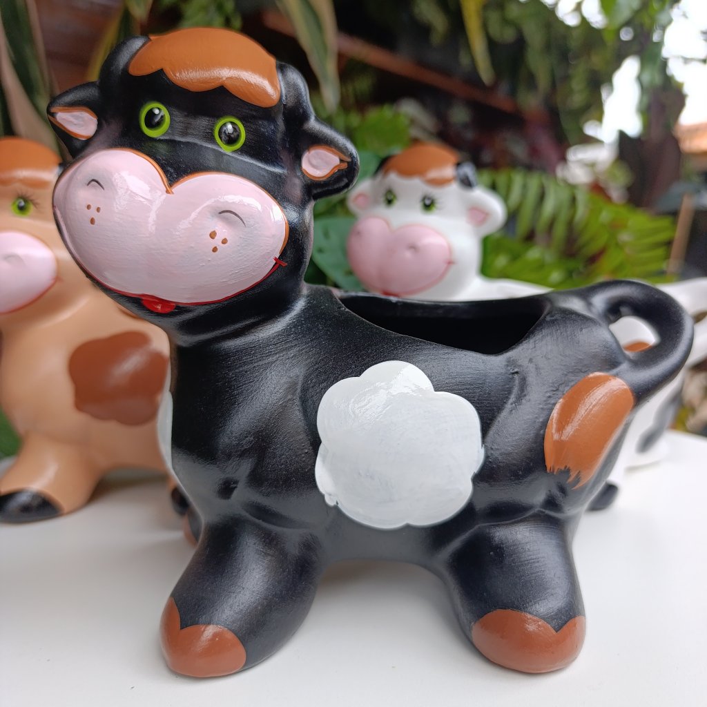 Vaca em pé preta 
