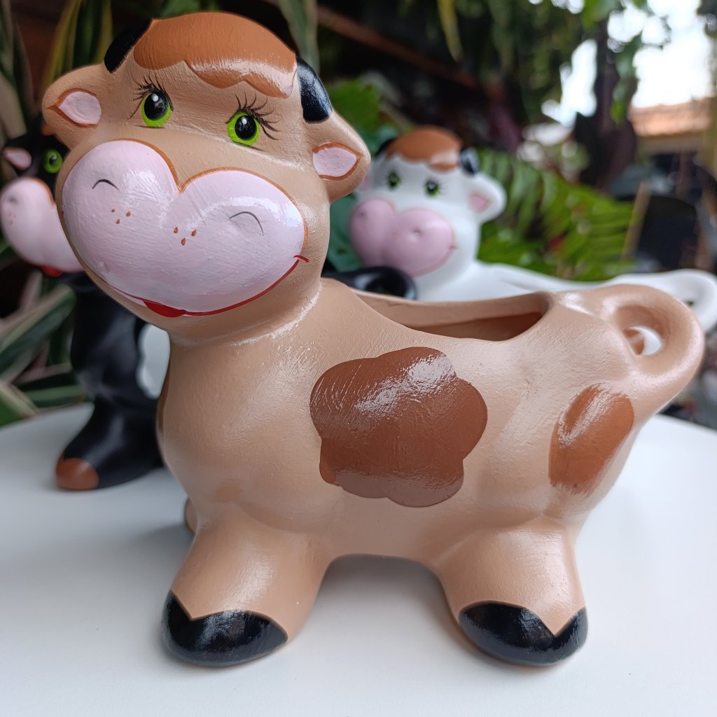 Vaca em pé marrom 