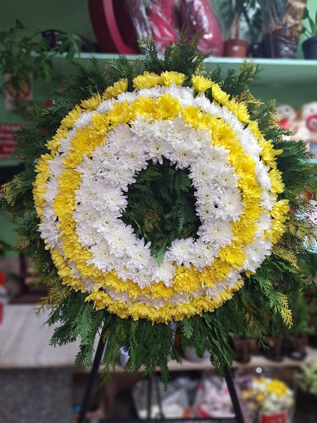 Coroa Fúnebre em Círculos - Homenagem de Luz (Branco e Amarelo - 90cm G)