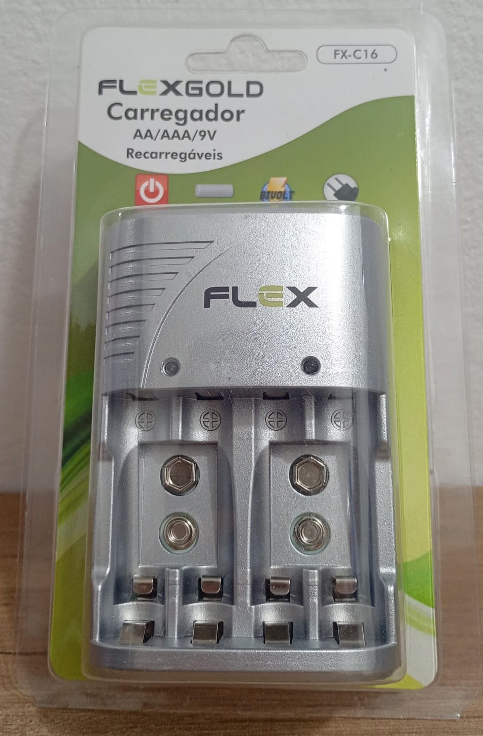 CARREGADOR DE PILHAS RECARREGÁVEIS AA/AAA/9V
