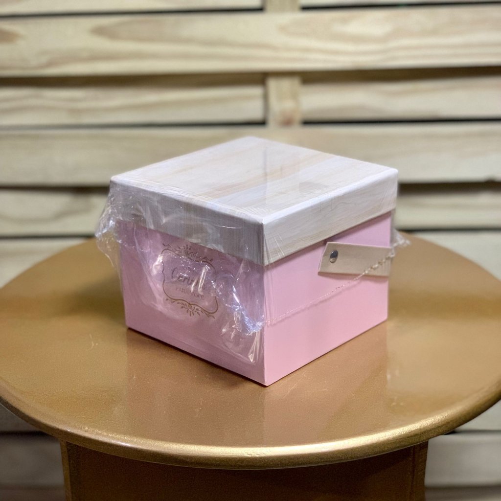 CAIXA LUXO QUADRA C/HOT STAMP 13,5CMX13,5CMX11CM ROSA 35852