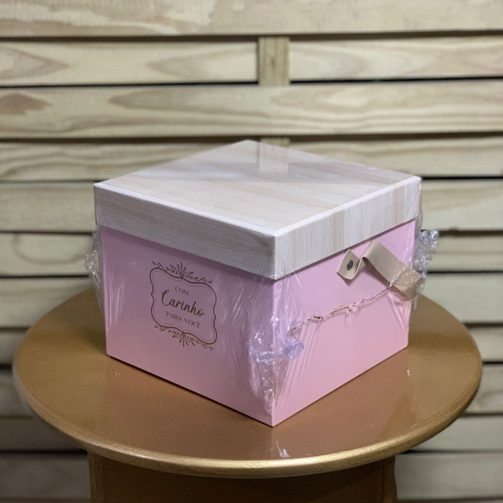 CAIXA LUXO QUADRAD C/HOT STAMP 18,5CMX18,5CMX15CM ROSA 35850