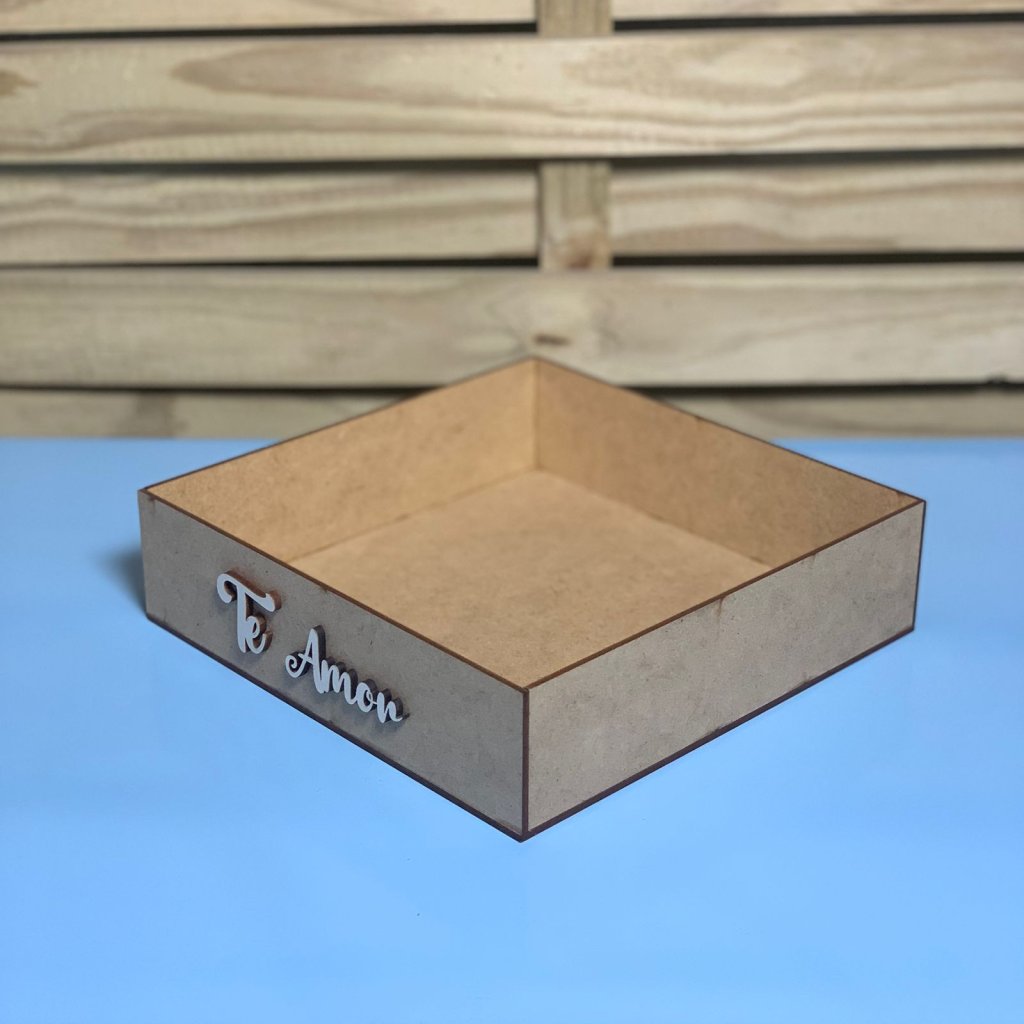 BANDEJA 20X20X5CM MDF CRU C/FRASE APLICADA CRUA 637351