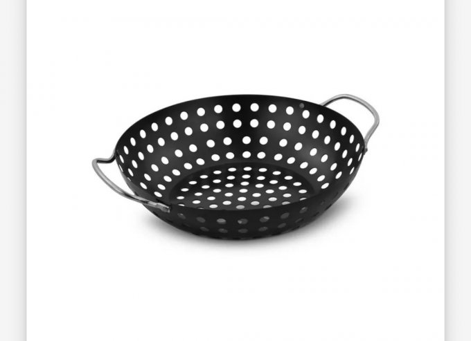 Panela perfurada para assar legumes