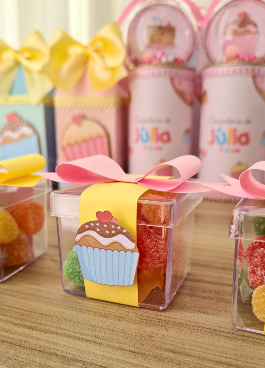 CAIXA ACRÍLICA PERSONALIZADA COM JUJUBINHAS 