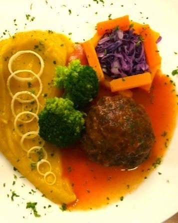 Polpetta de Carne, Recheada com Ricota e Purê de Abóbora (268 cal.)