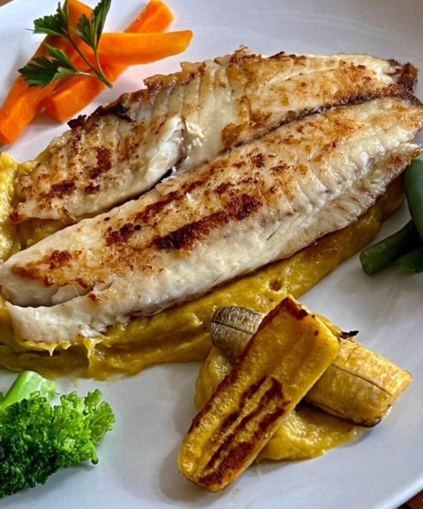Tilápia com purê de banana da terra (300,0 cal.)