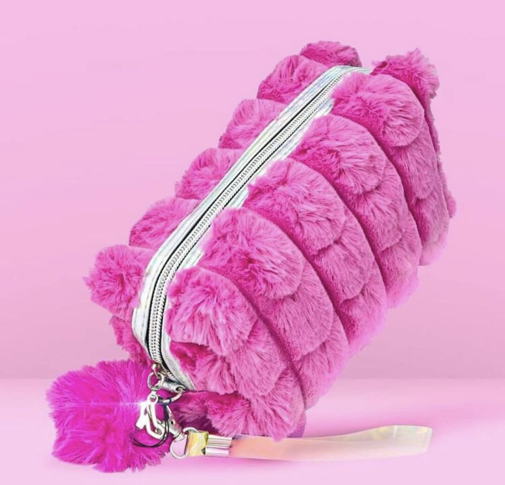 Necessaire Super Pelúcia com detalhes quadrados 💓💓- NEC0007