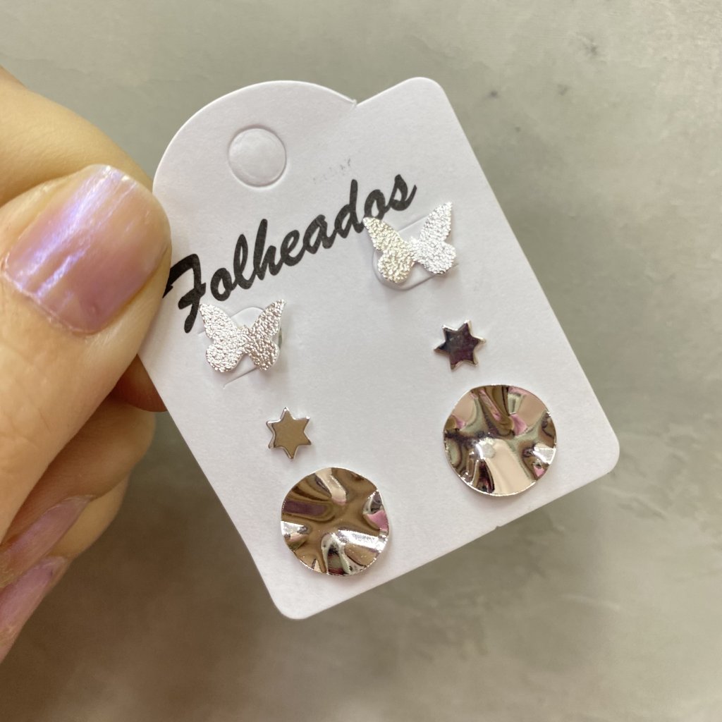Trio de brincos prata folheado borboleta, estrela e medalhas detalhada ✨