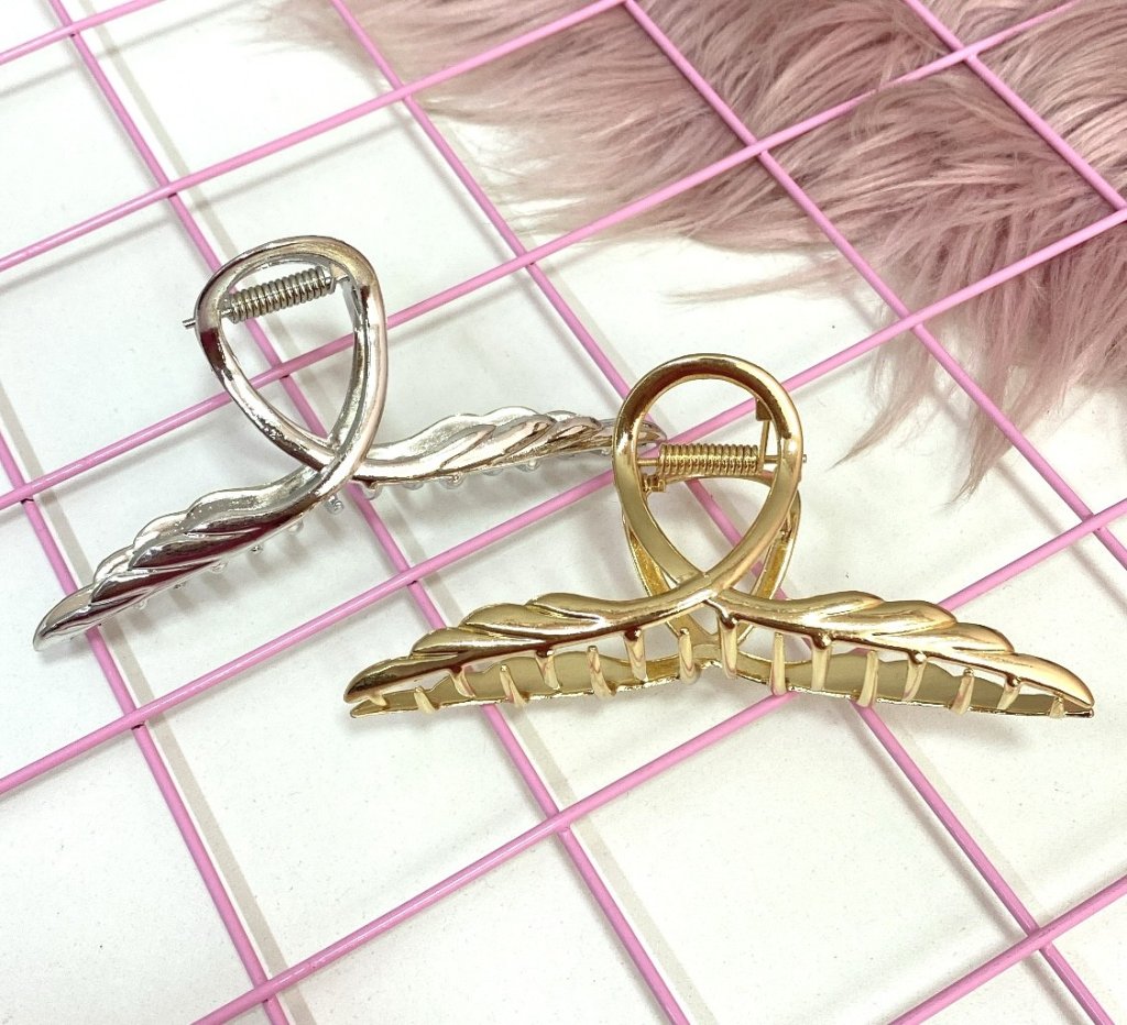 Presilha em metal formato L detalhado e liso ✨