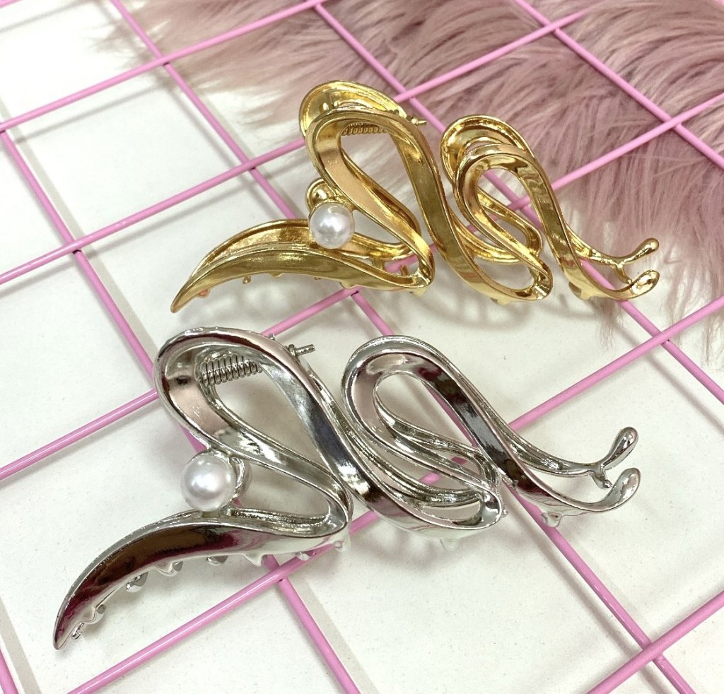 Presilha em metal modelo ondulado com pérola ✨