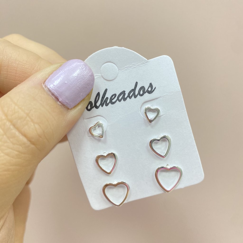 Trio de brincos prata folheado coração vazado ✨