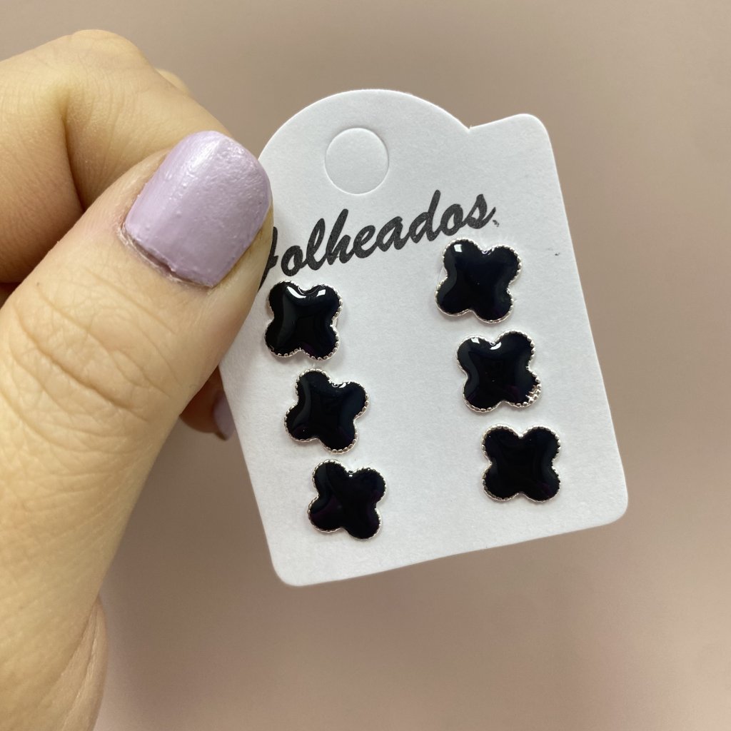 Trio de brincos prata folheado prata premium flor da sorte negra ✨