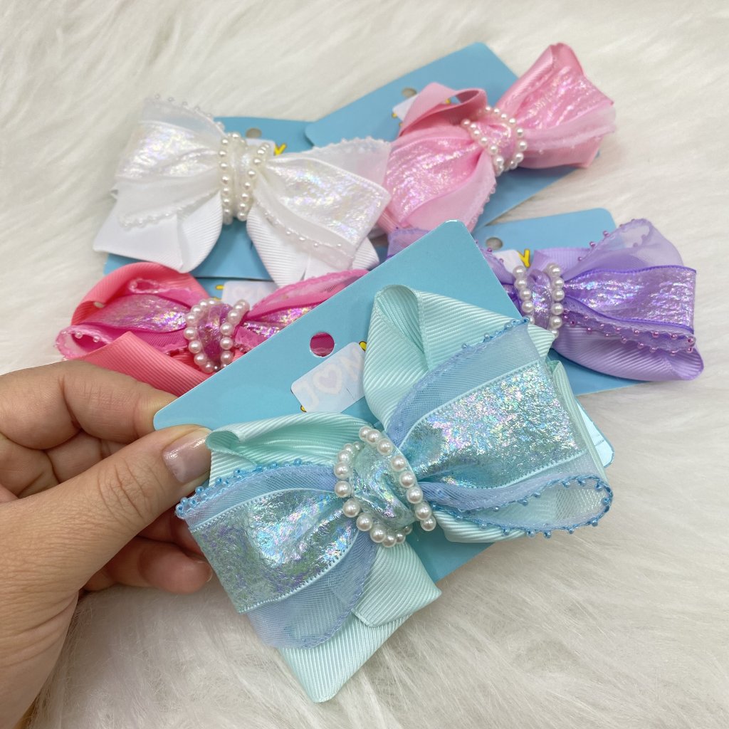 Presilha de laço detalhado em holográfico e pérolas 🩷