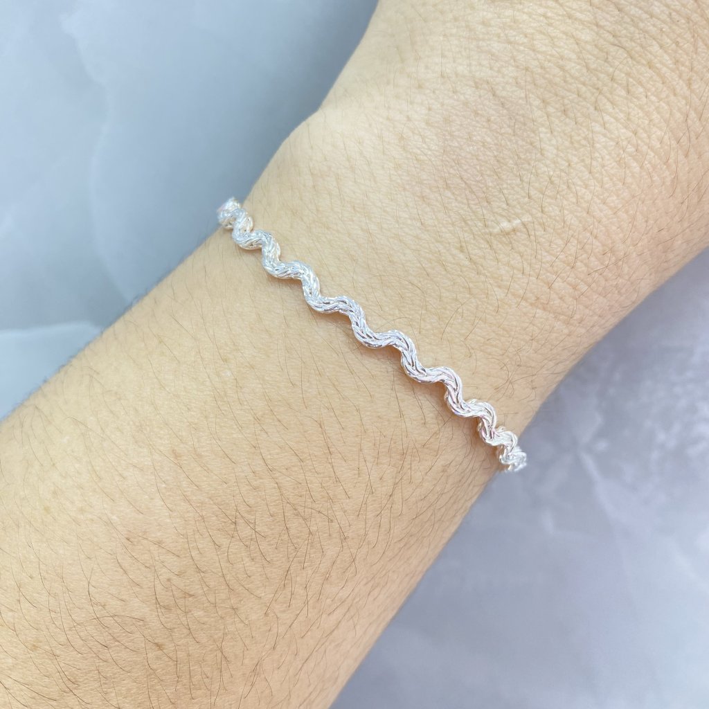 Pulseira prata folheada fio ondulado detalhado ✨