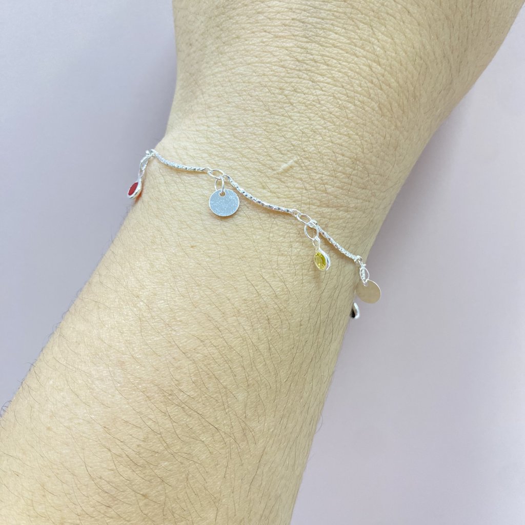 Pulseira prata folheada fio detalhado e mini ponto de luz colorido ✨